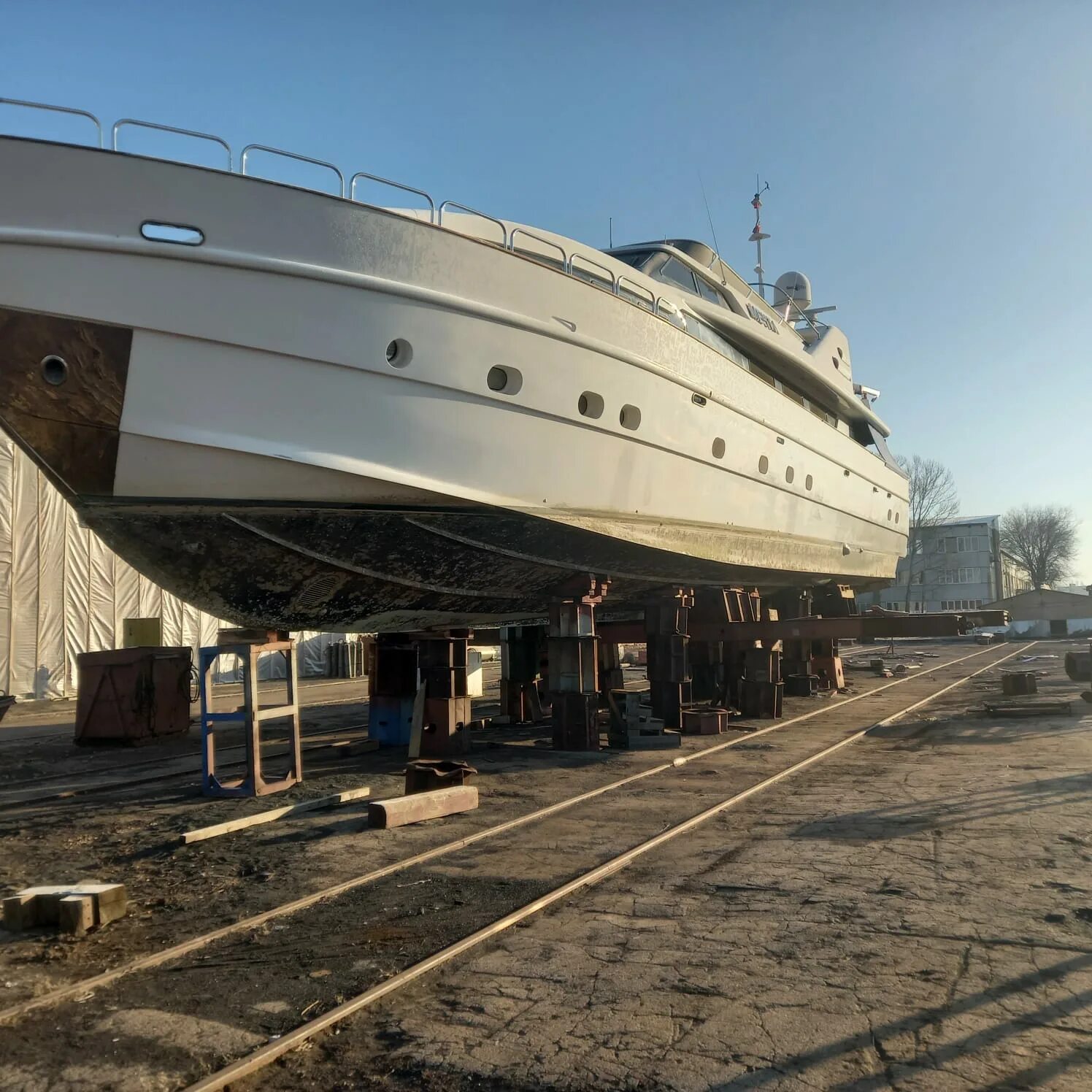 фильм в котором мужчина ремонтирует яхту. балаковский судостроительно судоремонтный завод. судоремонтный завод балаково директор. судоремонтный завод балаково. балаковский ссрз.