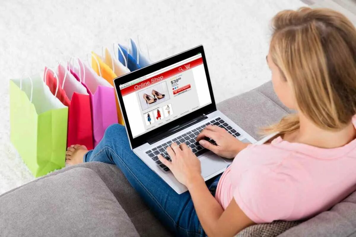 Человек заказывает в интернете. Покупки в интернете. Продать инет. Покупки. Продать инет.