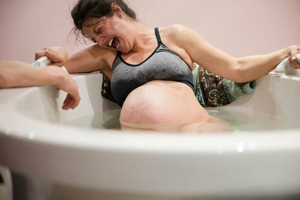 Мама в ванне видео. Беременные роды фотосессия.