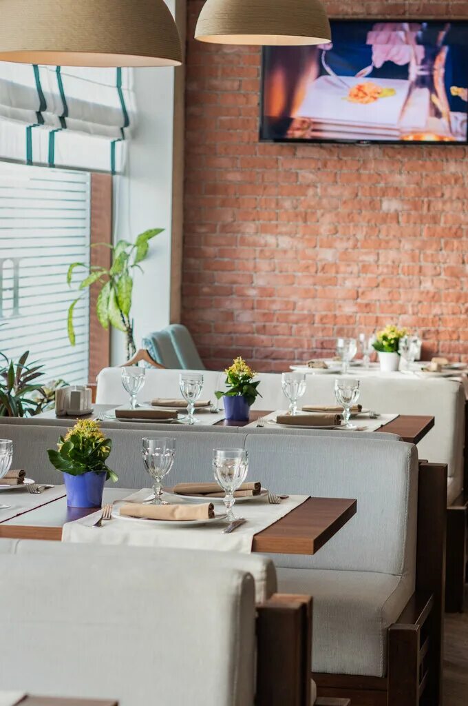 Ресторан хемингуэй казань меню. Хемингуэй ресторан. Республика татарстан казань улица баумана 36 хемингуэй. Кафе хемингуэй. Кафе хемингуэй.