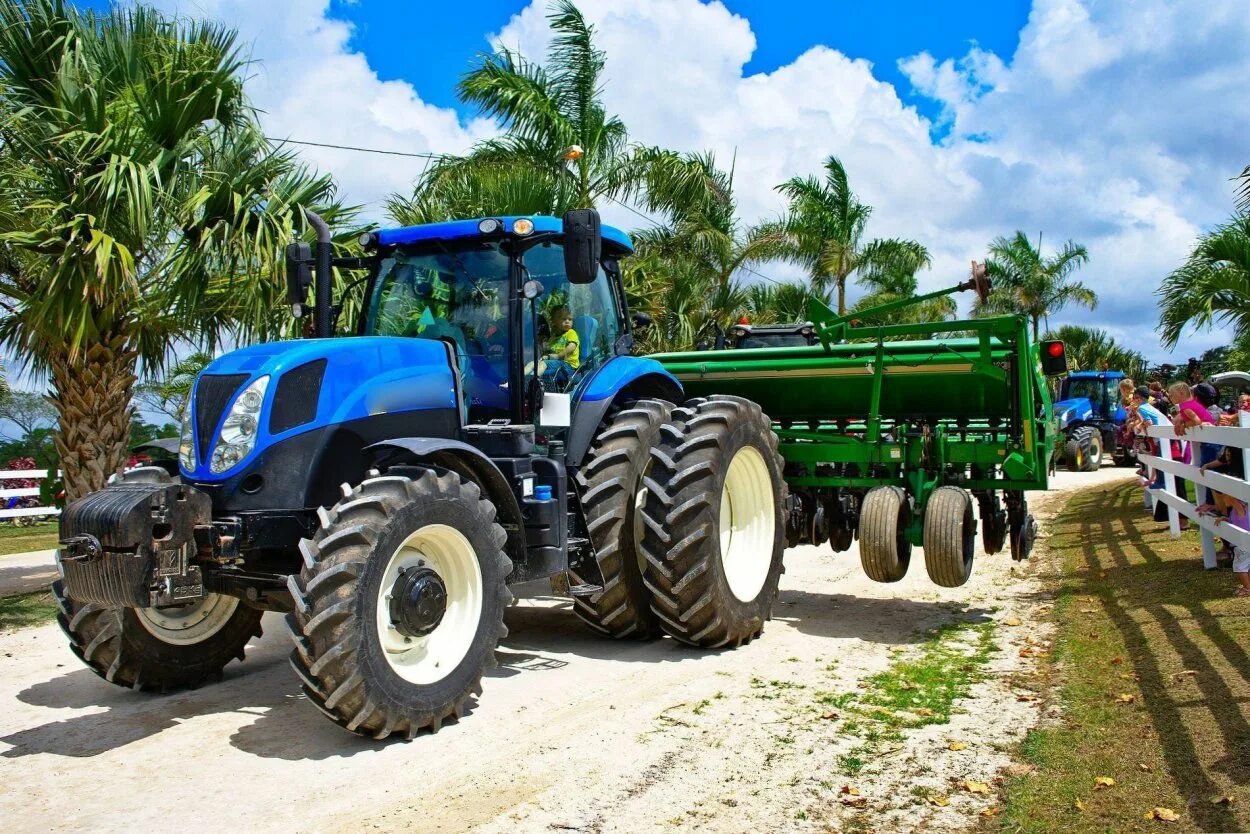 Versatile трактор. Трактор rsm 3575. Claas axion 950. Большие трактора. Jcb fastrac самый быстрый трактор.