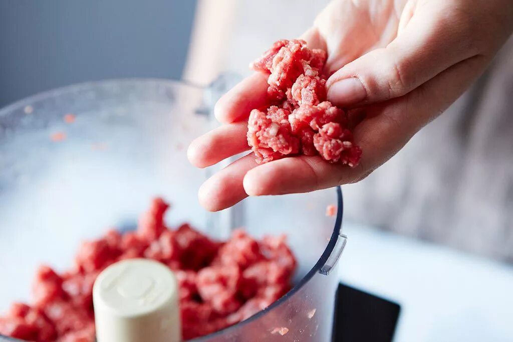 Можно блендером измельчить мясо. Измельчить мясо в блендере. измельчаем мясо в фарш.
