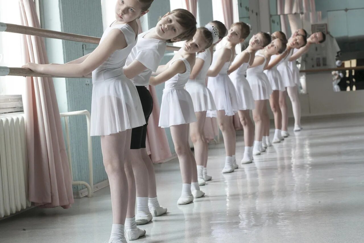 Хореография лалалала. Классическая хореография для детей. классический танец дети. хореография девочки. дети на уроке хореографии.