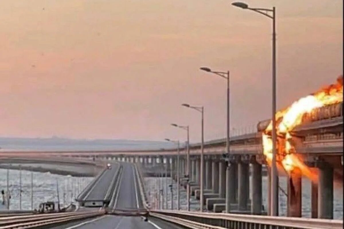 Почему закрыли мост в крым сегодня. Крымский мост взорвали 2022. Крымский мост 8 октября 2022. Теракт на Крымском мосту 2022. Крымский мост грузовик взорвался.
