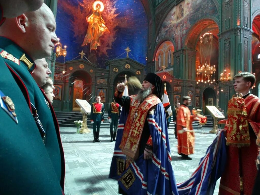 Трансляция молебна в главном храме вооруженных сил. Традиции российского воинства. духовно-нравственное возрождение россии. освящение знамени в главном храме вооруженных сил. освящение знамен в зимнем дворце, обновленном после пожара.