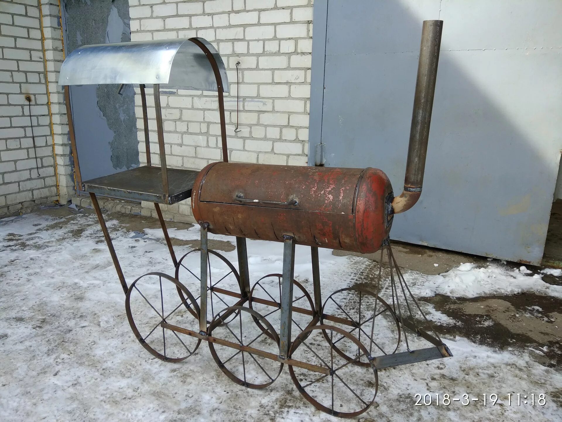 Что можно сделать из газового. Мангал из газового баллона. Поддувало для мангала из газового баллона. Мангал паровоз из газового баллона. Мангал поросенок из газового баллона.