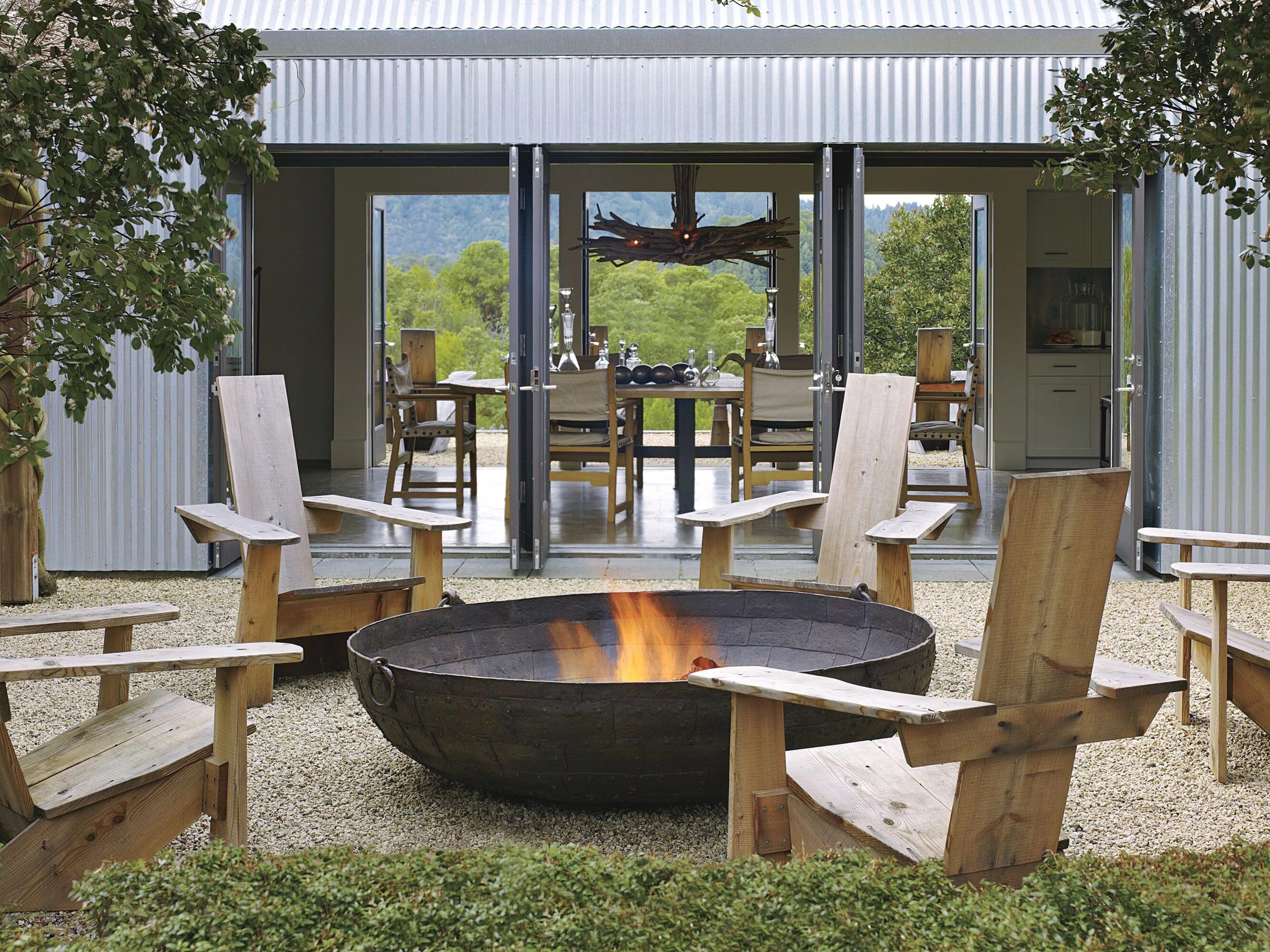 Мебель для костровой. Костровая чаша hügett fire pit 3098a. Уличная мебель для костровой зоны. Костровище и патио. Кресло адирондак вокруг кострища.