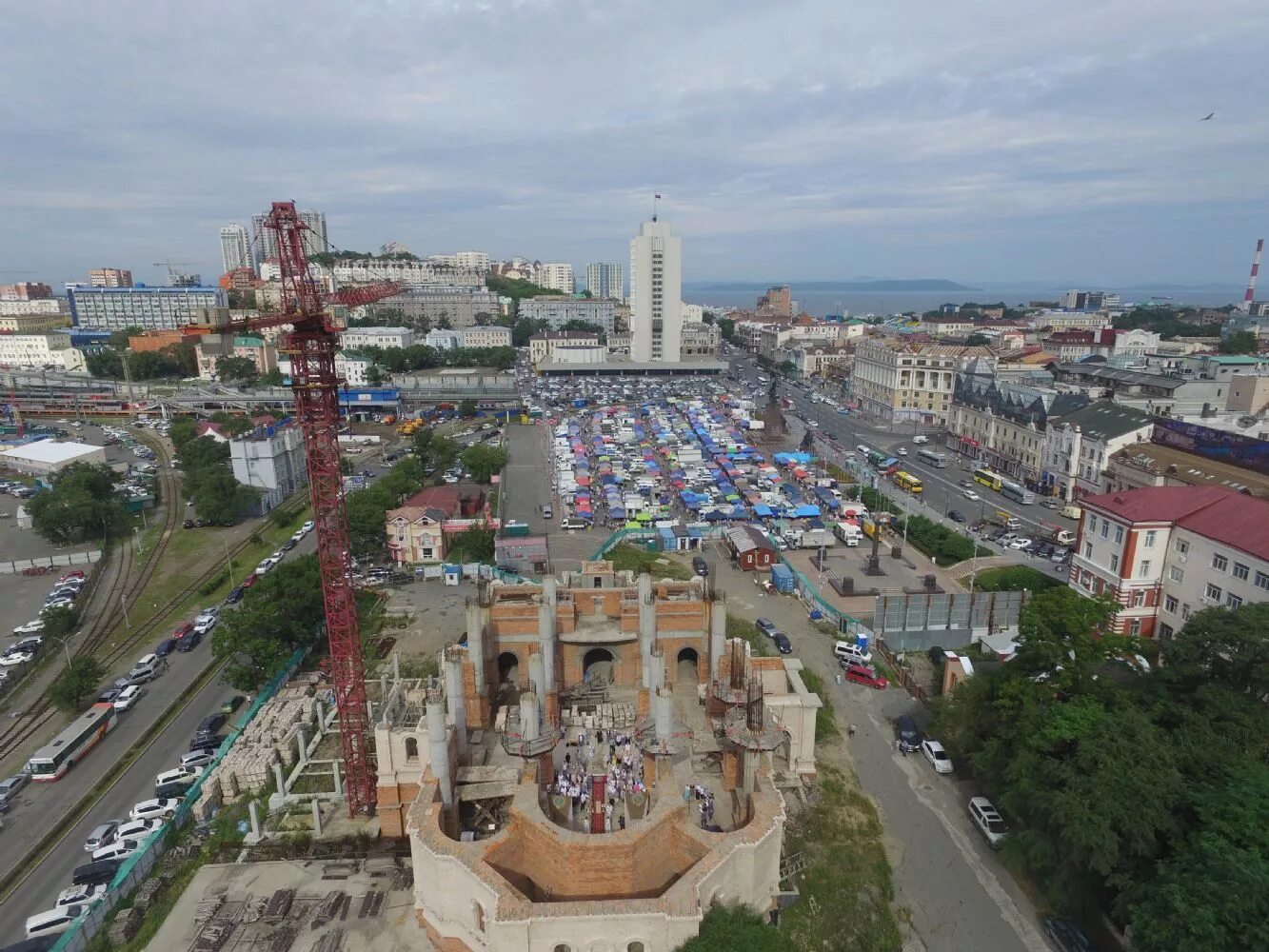 Central area. Владивосток храм на центральной площади.