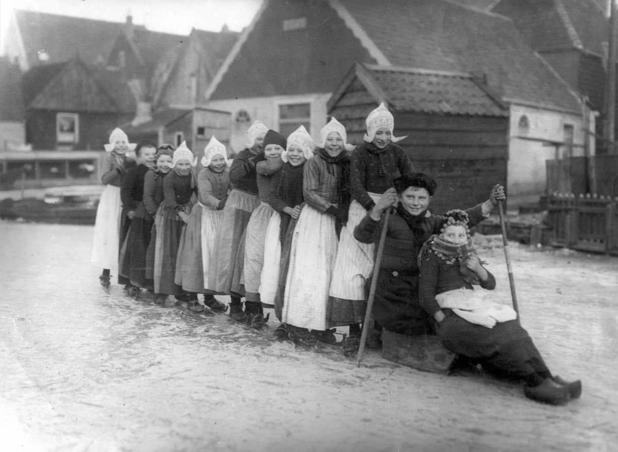 Centuries ago people. Старинные фото. Нидерланды 20 век. Крестьянин Голландии. Нидерланды 1900 год.