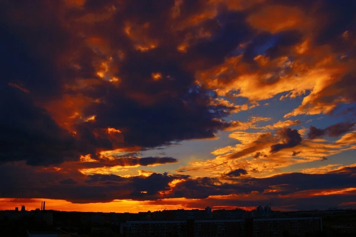 Минск. Осень закат города острова. Закат в челябинске. Минское море набережная. Минск рассвет.
