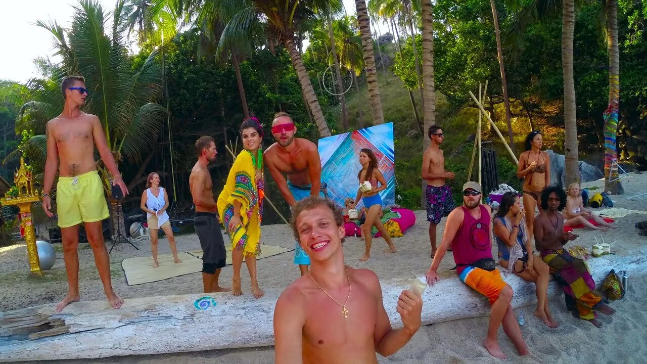 Бармен в баре. Bar guy. Мужчины в пабе. Амстердам бар панган. Bar guy.