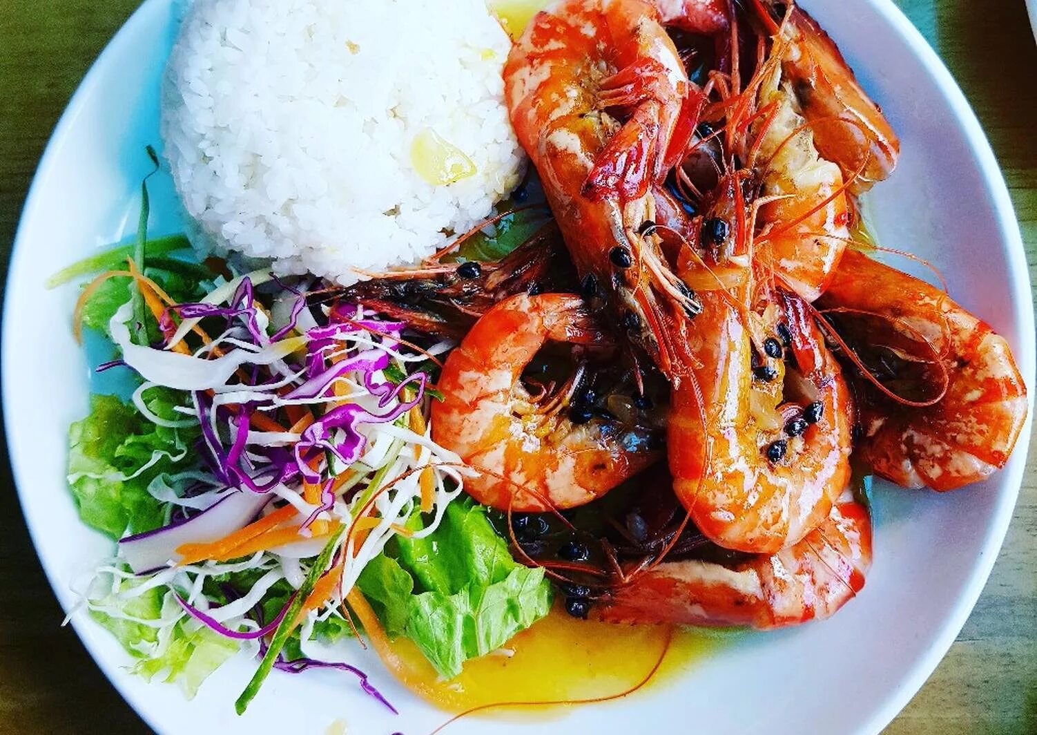 жареные креветки по тайски. зажаренные креветки. тайская кухня рисовая лапша. жареные креветки по тайски. рис по тайски.