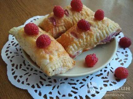 Слоеные пирожки с малиной