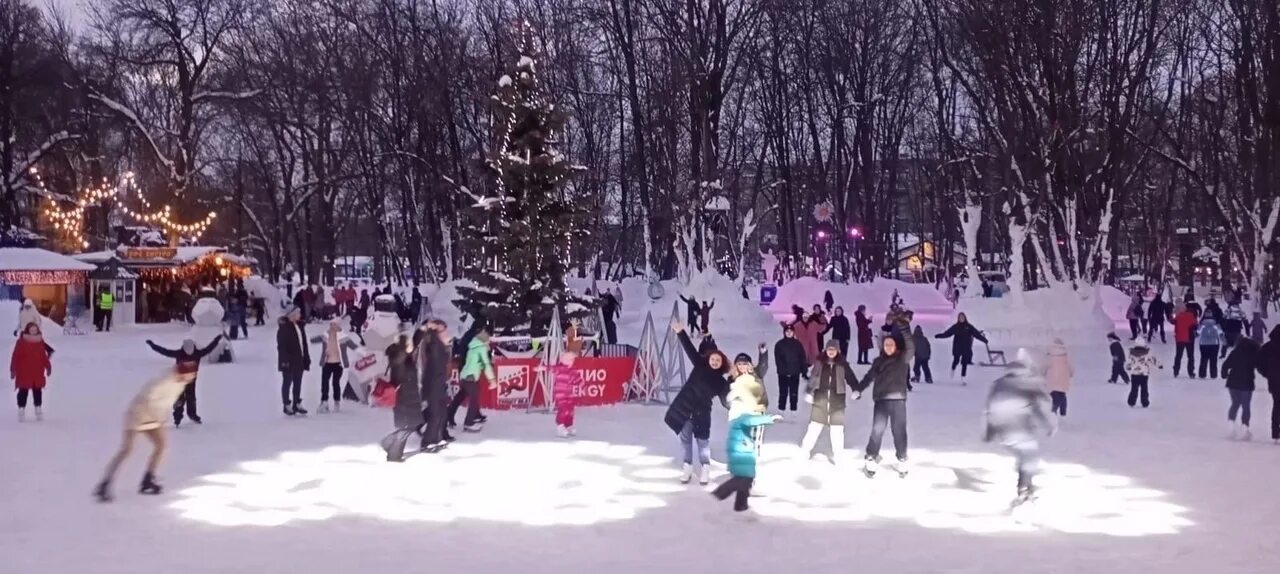 Каток парк 1 мая нижний. Парк 1 мая Нижний Новгород каток. Парк Швейцария Нижний Новгород каток. Парк Швейцария каток. Каток в парке Швейцария Нижний Новгород.