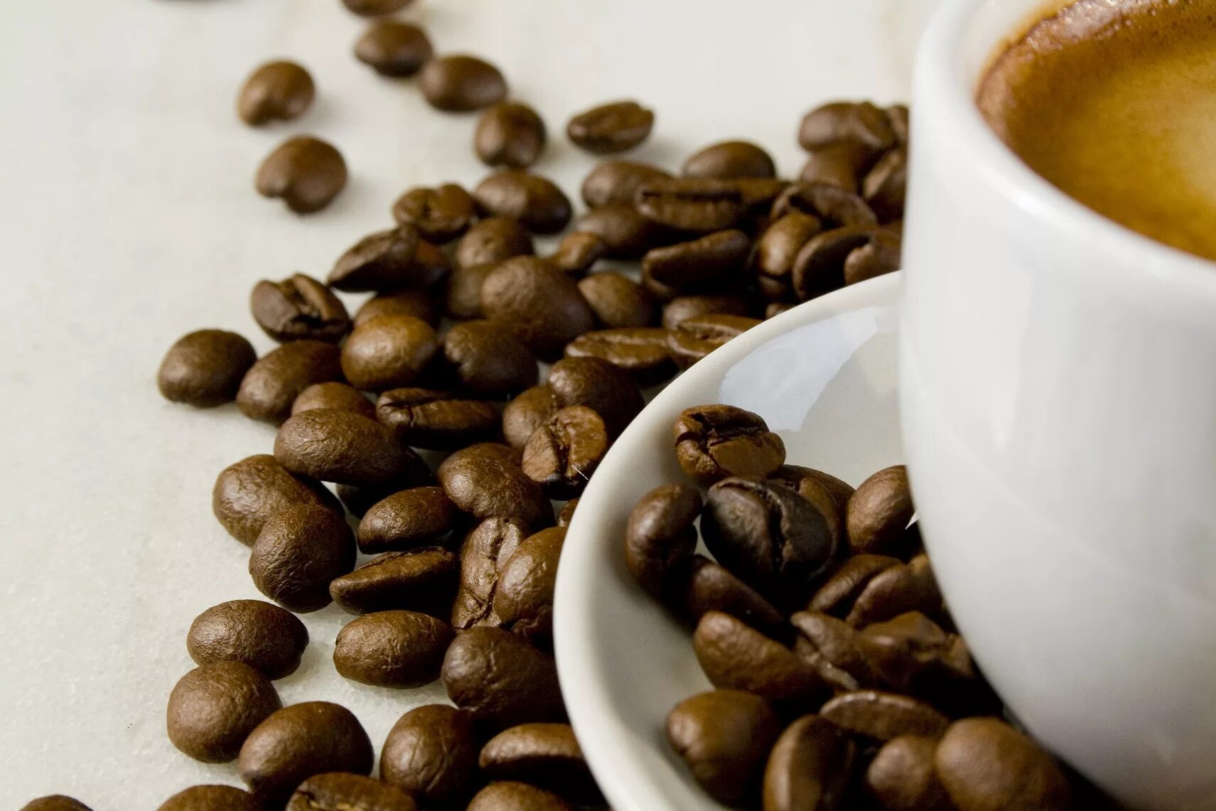 Почему кофе пахнет. Кофе. Кофе в зернах. Тема кофе. Аромамаркетинг зерна кофе.