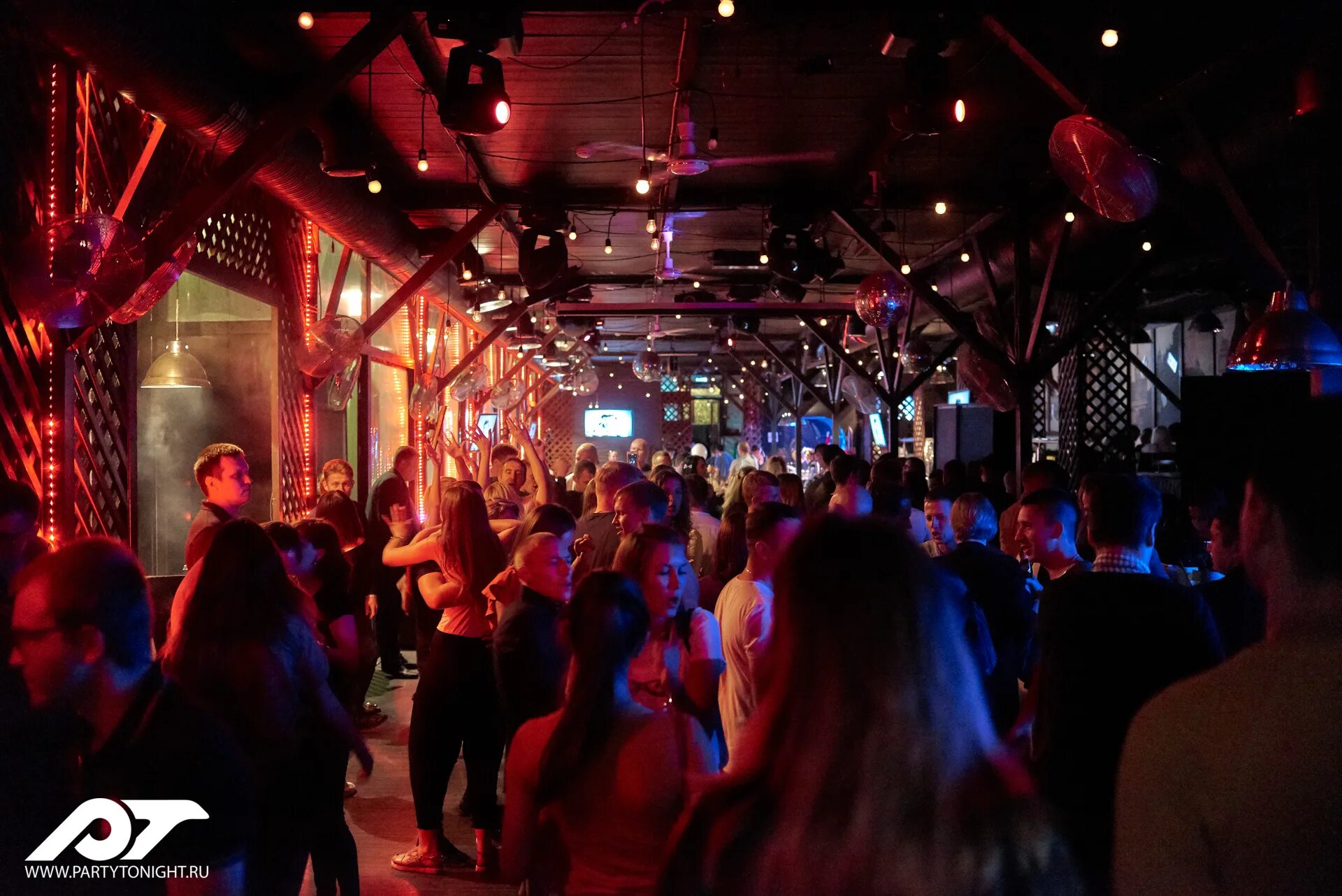 Ближайший дискотека. Дискотека в кафе. Ночной клуб девушки. Куда можно сходить на дискотеку. Куда можно сходить на дискотеку.