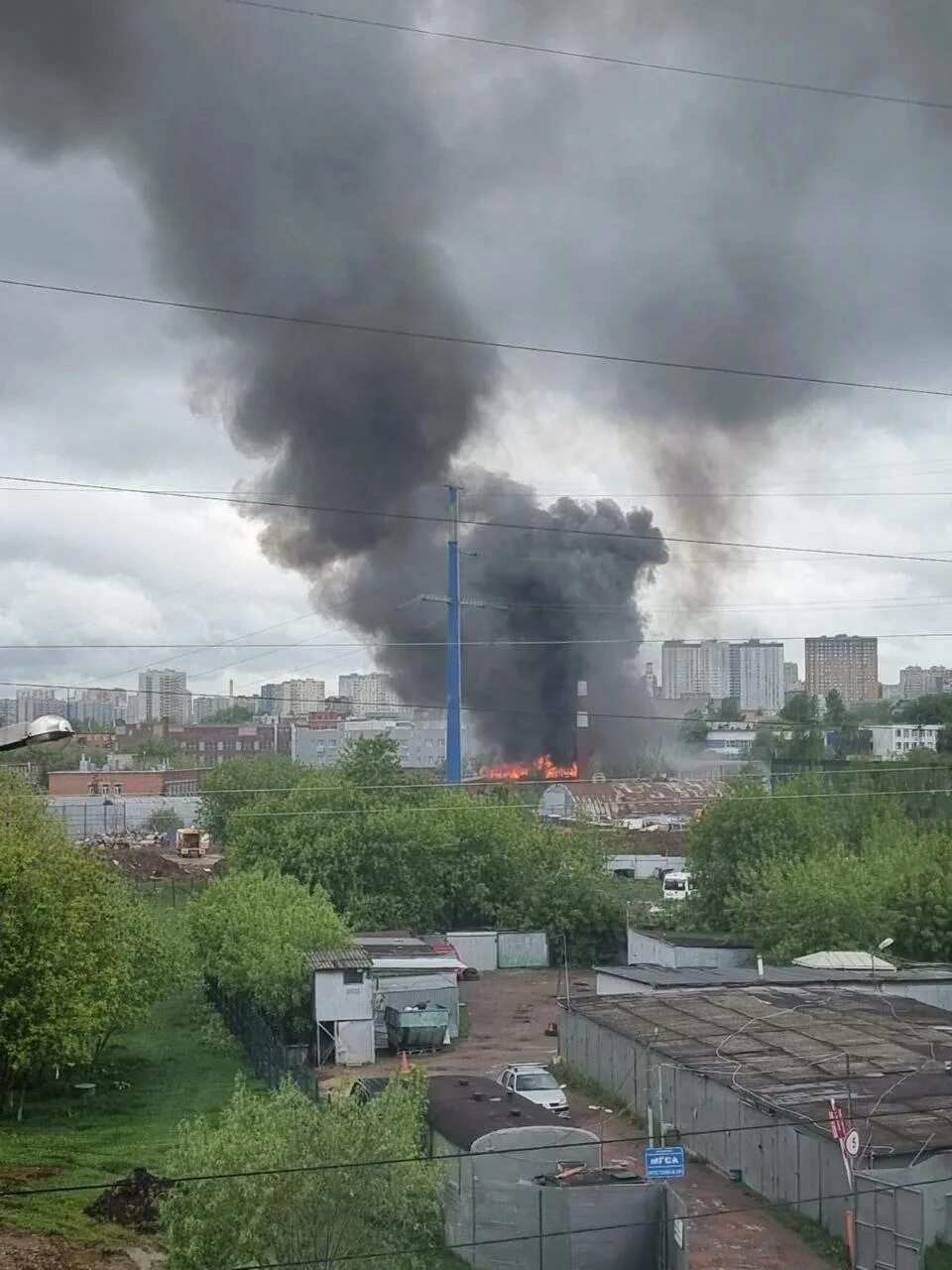 Пожар на Котляковской улице 27.05.2022. Пожар в Москве сейчас на юге Москвы. Пожар в Москве вчера. Крупный пожар в Москве сейчас.