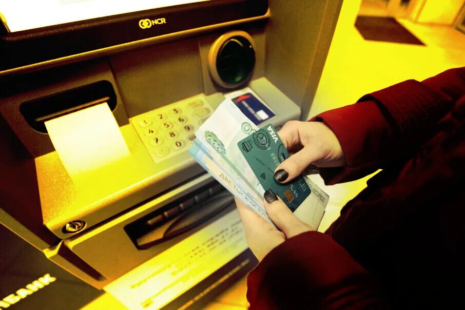 Можно ли снимать деньги в магазине. Деньги в банкомате. Снятие денег в банкомате. Банкоматы наличные. Выдача денег в банкомате.