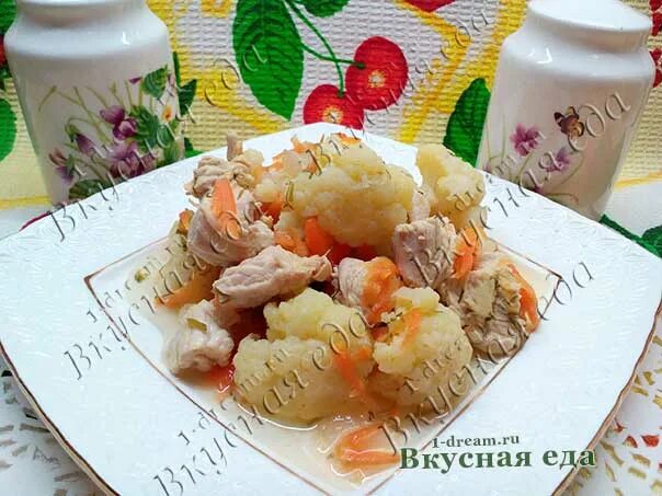 Капуста с курицей пп. Цветная капуста с курицей. Куриное филе с цветной капустой. Цветная капуста тушеная. Курица тушенная с цветной капустой.