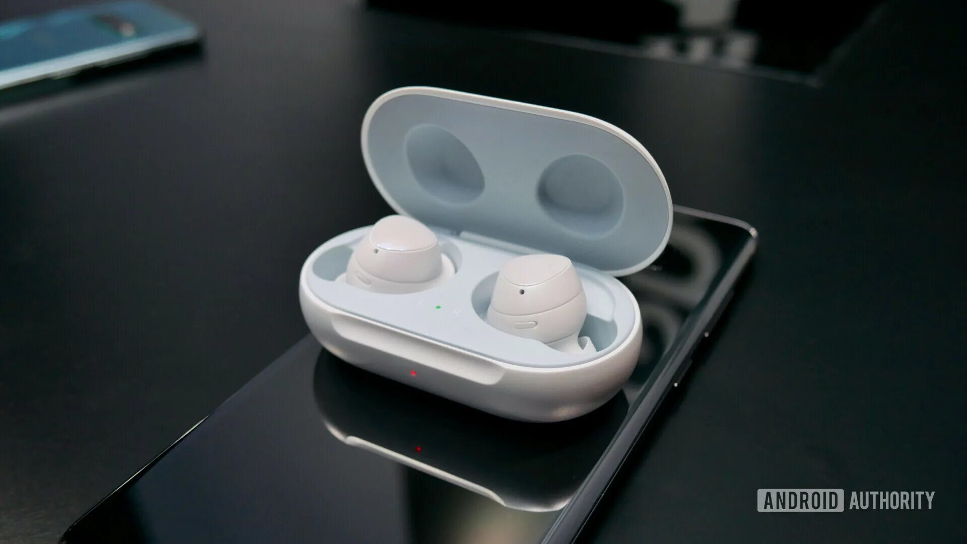 Обзор buds. Samsung Galaxy buds2 White. Samsung Buds 1. Galaxy Air Buds. Samsung Air Buds Plus.