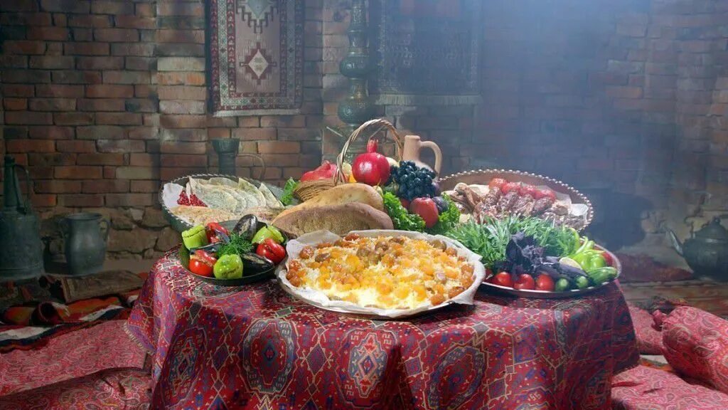 Национальная еда азербайджанцев. Национальные блюда Азербайджана. Азербайджанская кухня национальные блюда. Традиционное блюдо азербайджанцев. Азербайджан стол