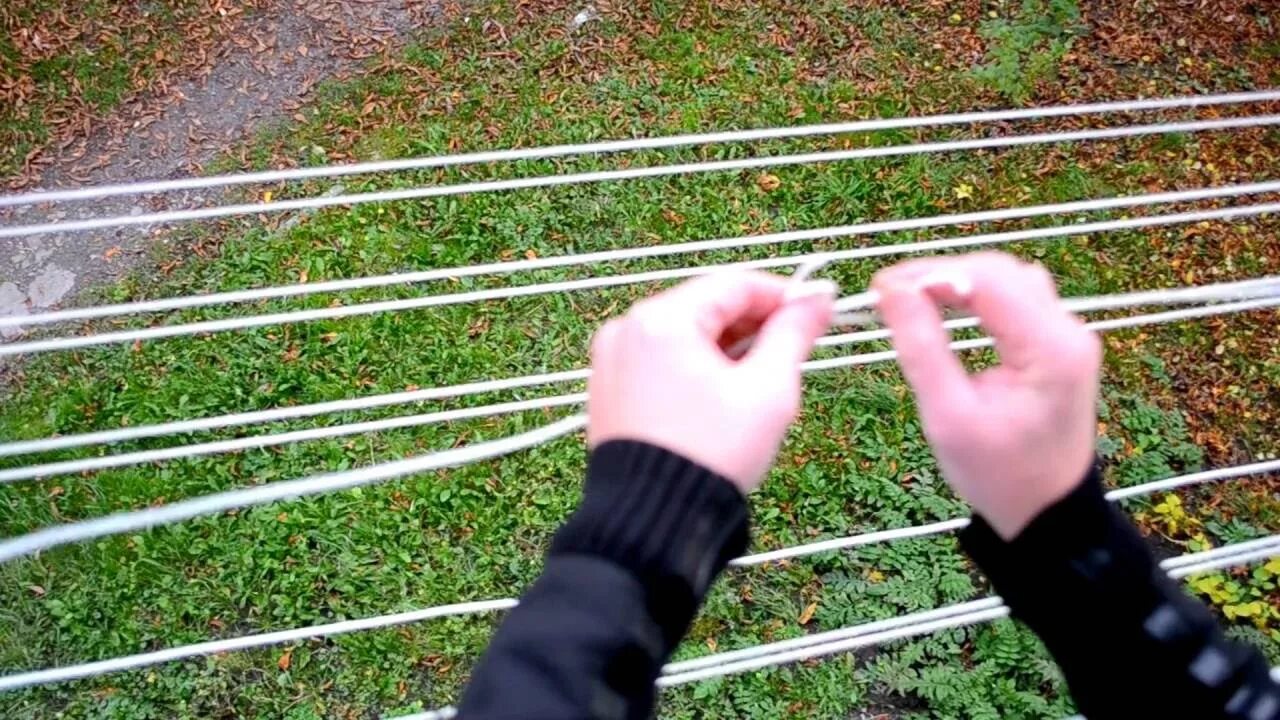 Как натянуть веревку без провисания. Веревка для сушки белья. натянуть веревки для белья. трос для белья на балкон. натянуть веревку для сушки белья.