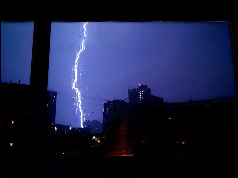 Гроза в екатеринбурге. Сверкает молния в ночи. Самая сильная гроза в екатеринбурге. Молния бьет в трубу котельной. Молнии над екатеринбургом.