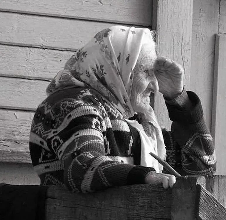 Старую маму хочу. Бабушка ждет. Старушка ждет. Старушка мать. Старушка у окна.