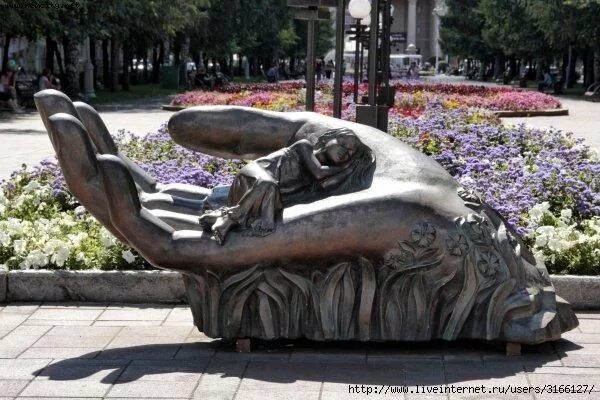 Древо знаний томск. Достопримечательности брянск шар. Памятник яблоко в перми. Экологическая скульптура. Сталинградский тополь волгоград.