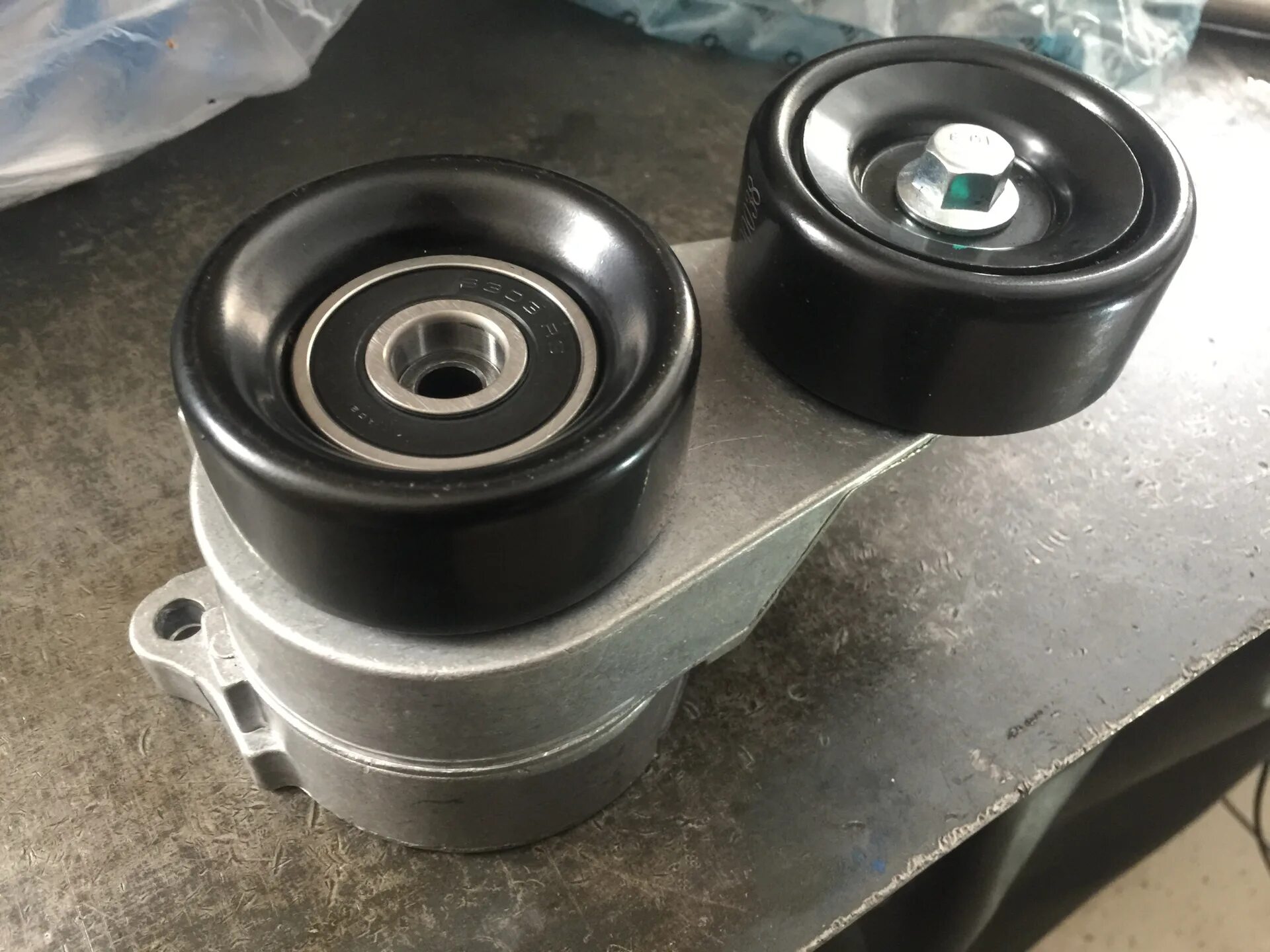 Ролик натяжителя сузуки гранд витара 2. Ховер н5 ролики на ремень генератора. 7701476645 ролик натяжной. Натяжитель обводного ремня тойота королла. Натяжитель ремня ауди а4.