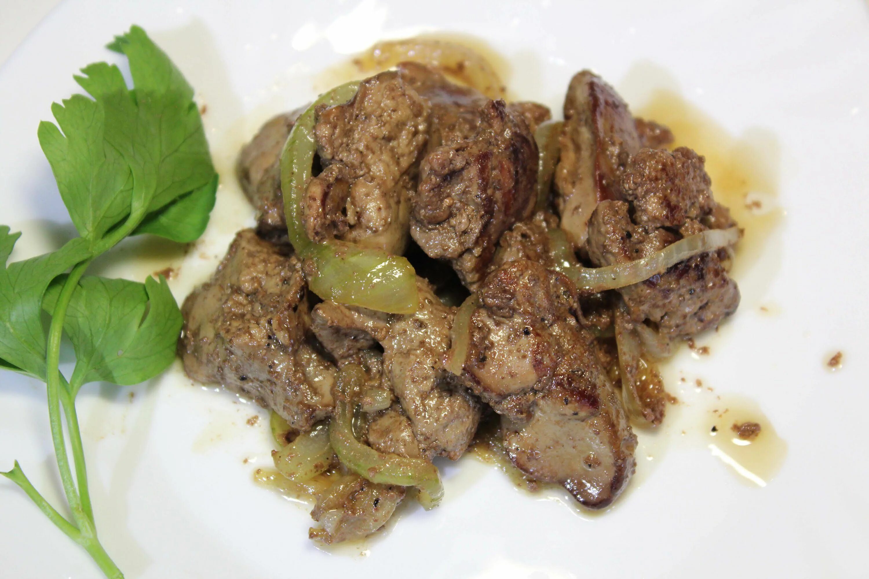 Как приготовить мягкую куриную печень. Печень куриная жареная. печень куриная жареная с луком. печёнка куриная жареная с луком. куриная печень с луком.