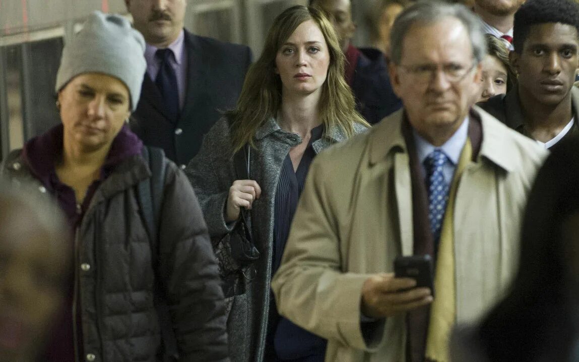 Девушка в поезде пола. Девушка в поезде эмили блант кадры. Девушка в поезде фильм 2016 эмили блант. Тьма архона елена абернати. Девушка в поезде постер.