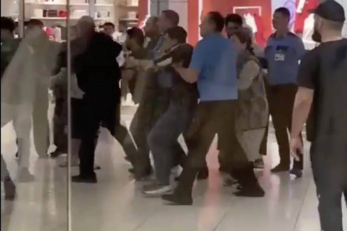 Драка в торговом центре 2022. Драка мужчин в торговом центре. Драки в торговом центре сп. Хулиганы в торговых центрах. Драка в торговом центре 2022.