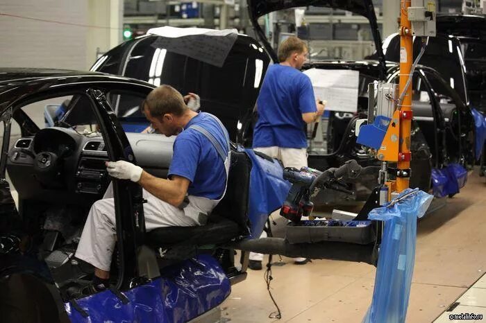 Производство шкоды на заводе газ. Автомобильный завод в калуге. Работники volkswagen. Автозавод фольксваген в калуге. Завод фольксваген рус в калуге.