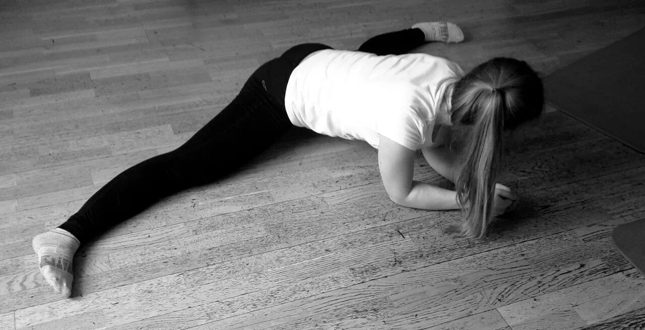 Мария кремезная шпагат. Девочки домашняя гимнастика. Кристина пименова 13. Брюнетка на шпагате. Красивый шпагат.