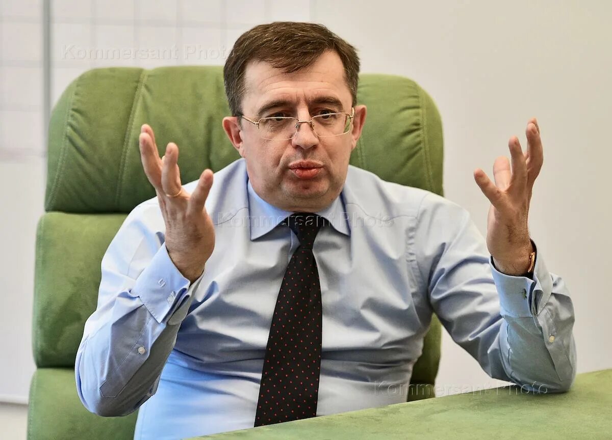 Где сейчас находится директор