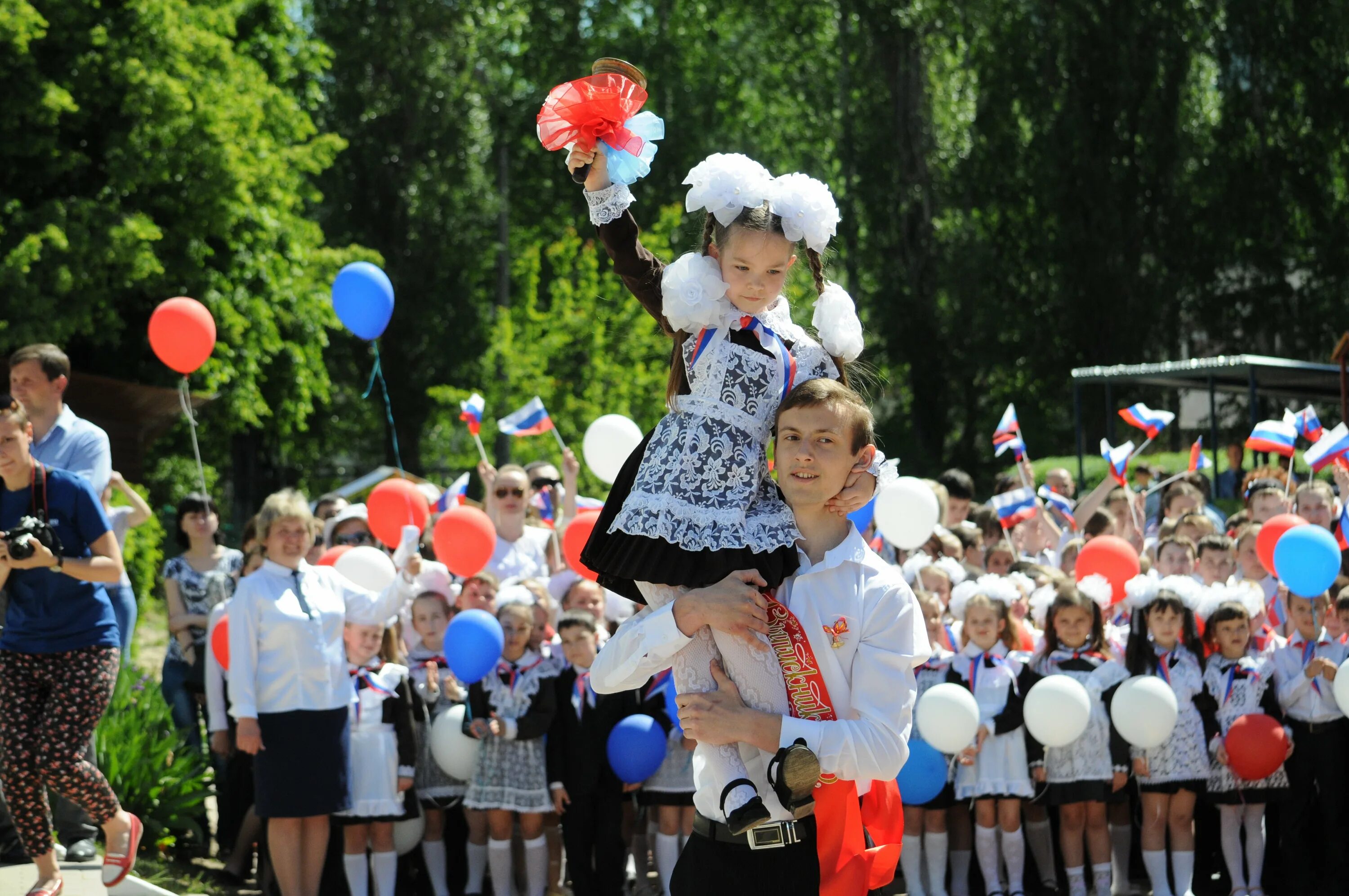 Школа 18 апшеронск. Последний звонок дгту ростов на дону. Последний звонок описание фотографии. Последний звонок описание фотографии. 25 мая выпускной.