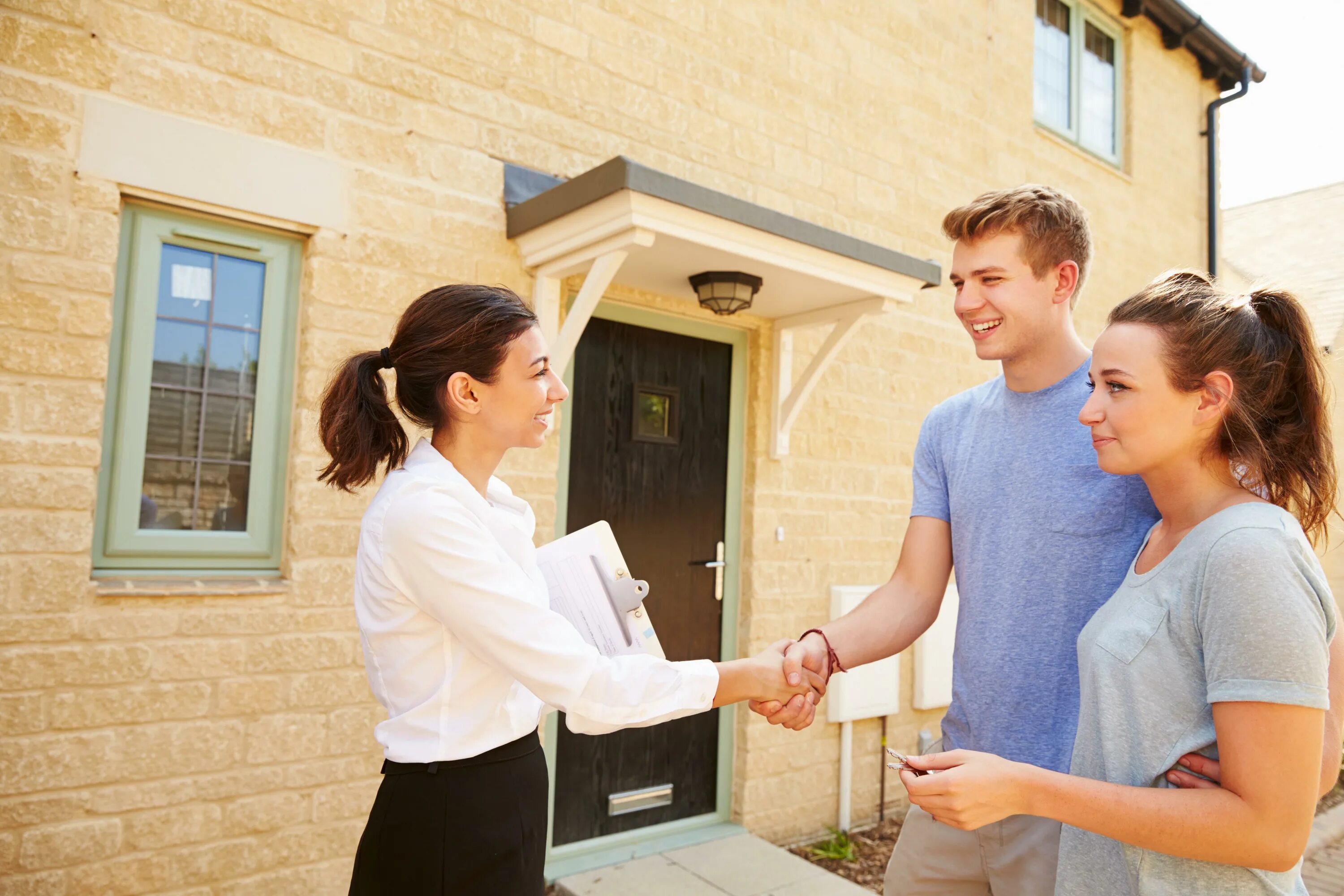 They bought a new house. Заселение в квартиру. Покупатели домов. Покупатель дома. Человек продает недвижимость.