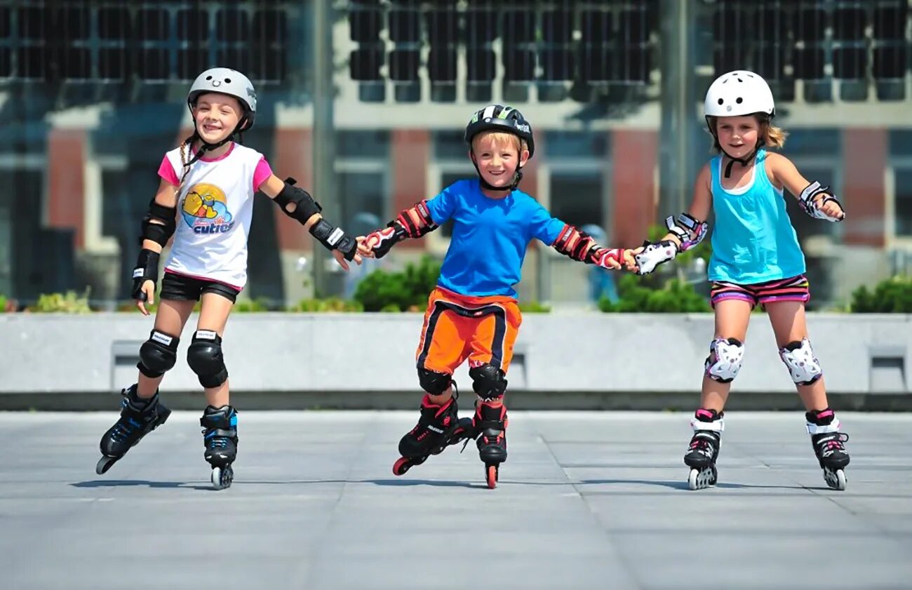 Ролики национальности. Езда на роликовых коньках. Катание на роликовых коньках. Роликовые коньки для детей. Дети катаются на роликах.