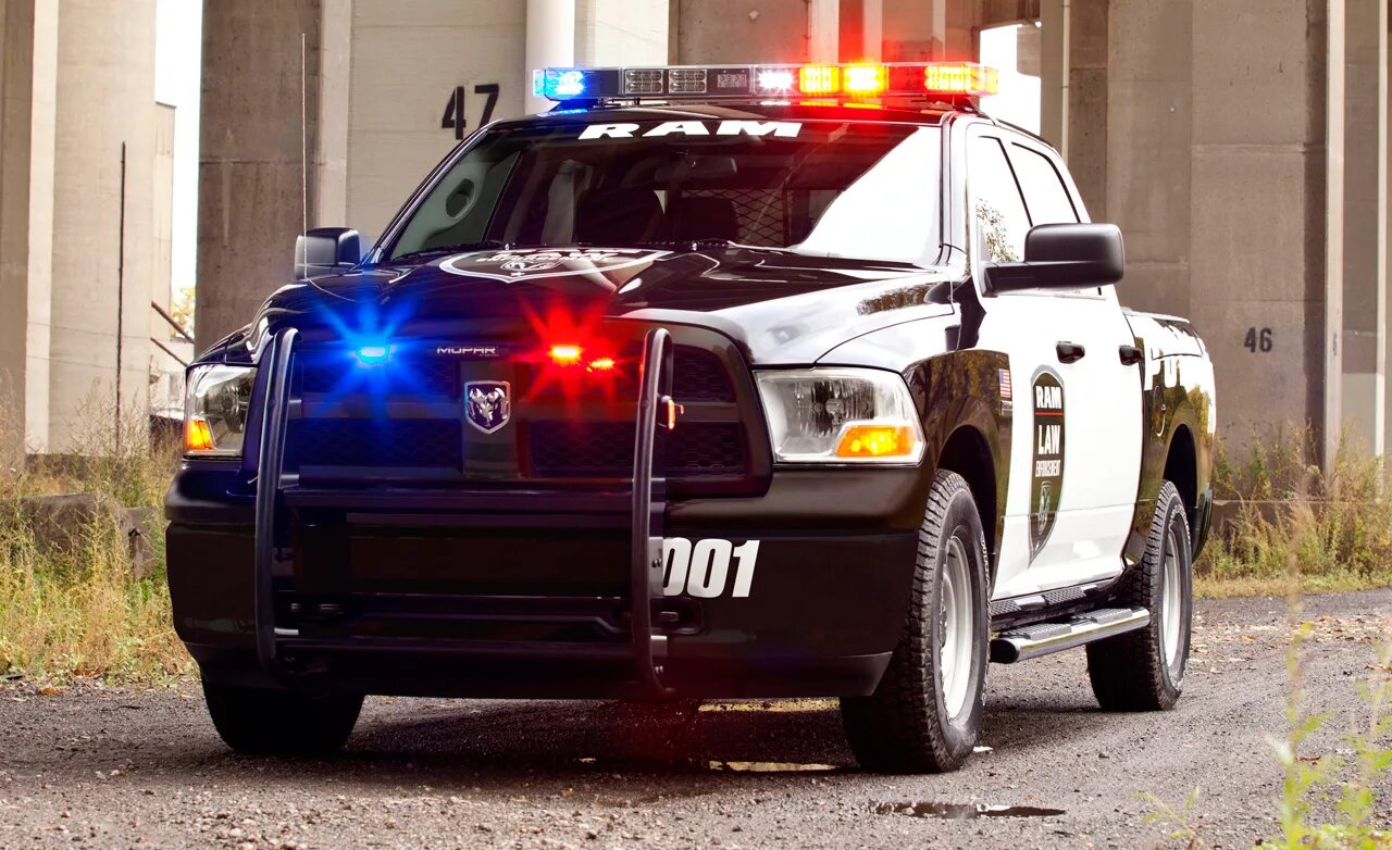 Машины в погонах. Dodge Ram 1500 Police. Додж американский полицейский джип. Додж полицейский джип. Полицейский Додж Чарджер.
