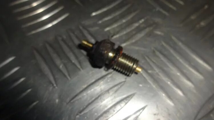 Датчик нейтрали ямаха юбр 125. Датчик заднего хода nissan sunny. Датчик нейтральной. Датчик скорости nissan primera p12 1. Датчик нейтрали для stels 400.