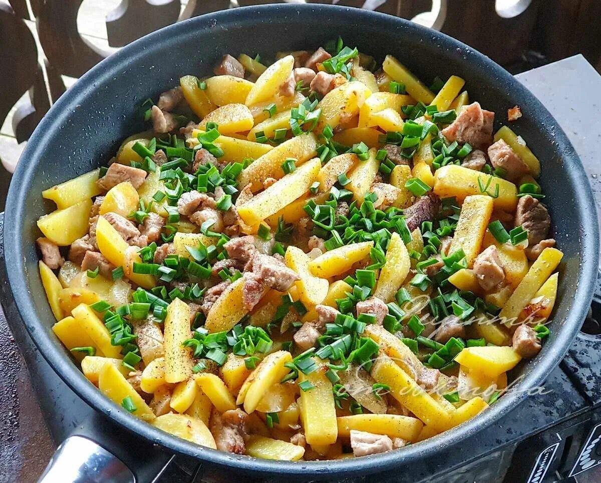 Жареная картошка. Картошка с шампиньонами на сковороде. Картофель жареный с грибами. Жареная картошка с мясом.