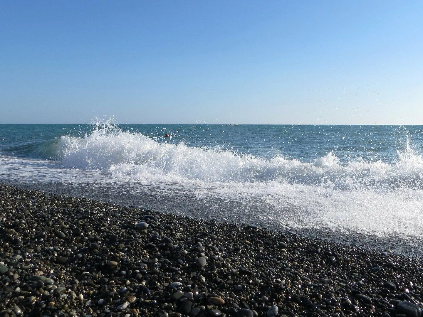 Черное море Адлер. Черное море пляж Лазаревское. Черное море пляж Адлер. Сочи Лазаревское пляж волна.