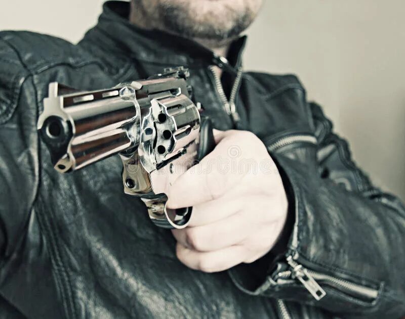Оружие в руках. Револьвер в руке. Человек с оружием в руках. Ружье в руках.