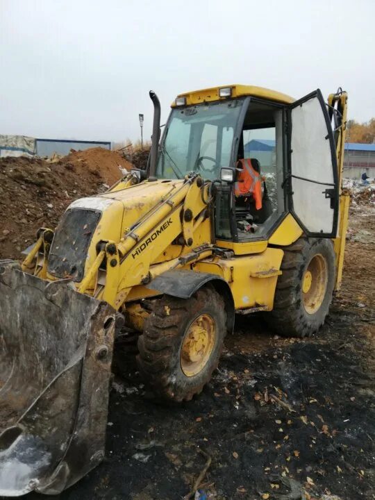 Экскаватор погрузчик Гидромек желтый. Погрузчик экскаватор Гидромек 102s 2024. Гидромек 105. Гидромек экскаватор погрузчик равноколесный.