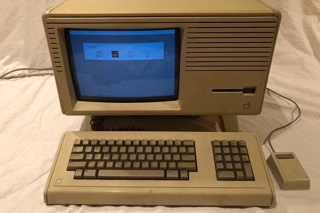 Компьютерный прототип. Компьютеры Apple 1981. Первые компьютеры Эппл 1980. Компьютер Аппле 2. ПК АПЛ 1980х.