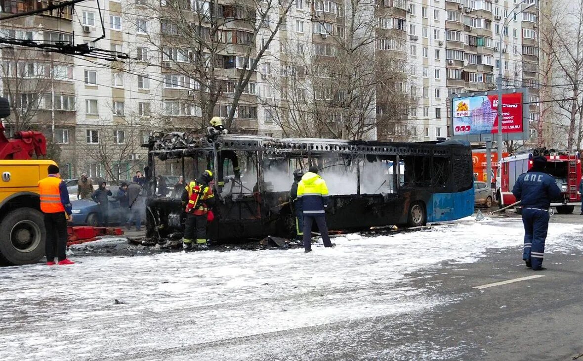 Электробус загорелся в Москве. Автобус т72 Москва. Сгорел автобус вчера в Москве.