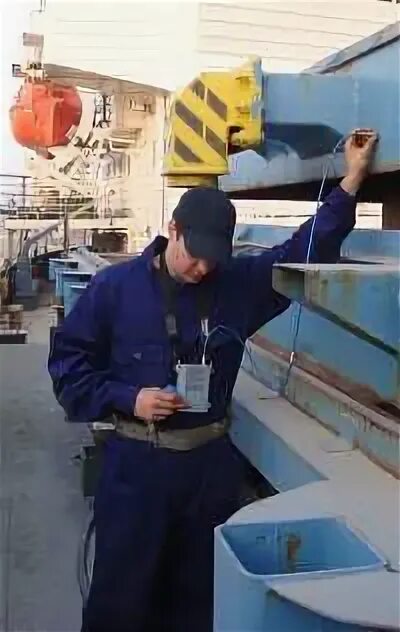 Проверка судов москвы. Осмотр судна специалистом. Проверка судов с автоматами.
