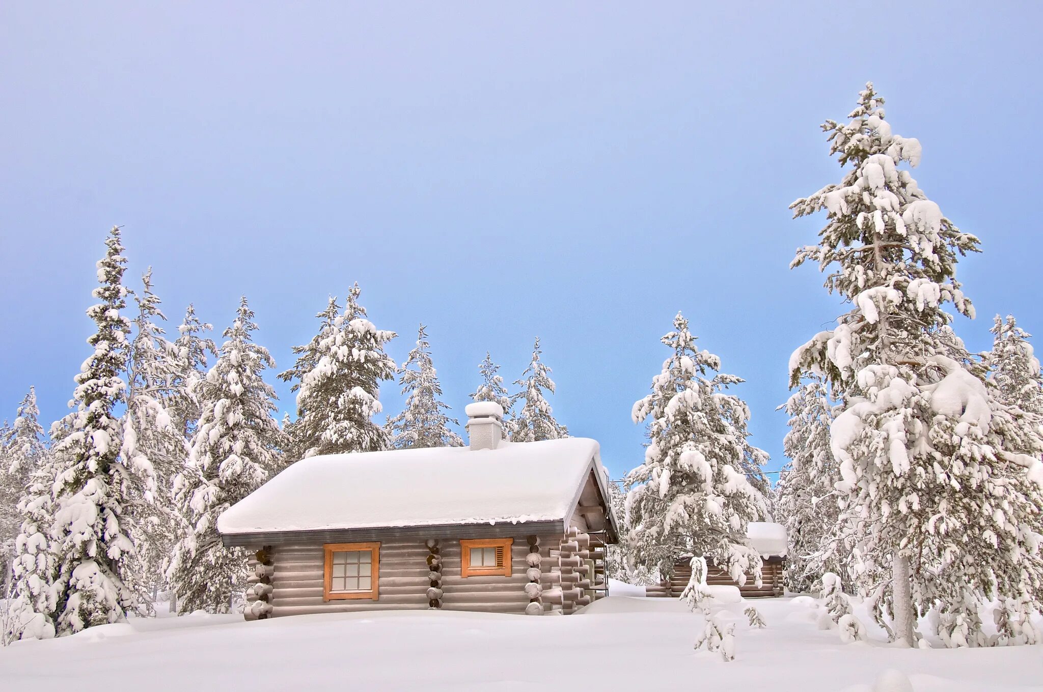 Финляндия январь. Домик в зимнем лесу. Заснеженный домик. Дом зимой. Зимний пейзаж с домом.
