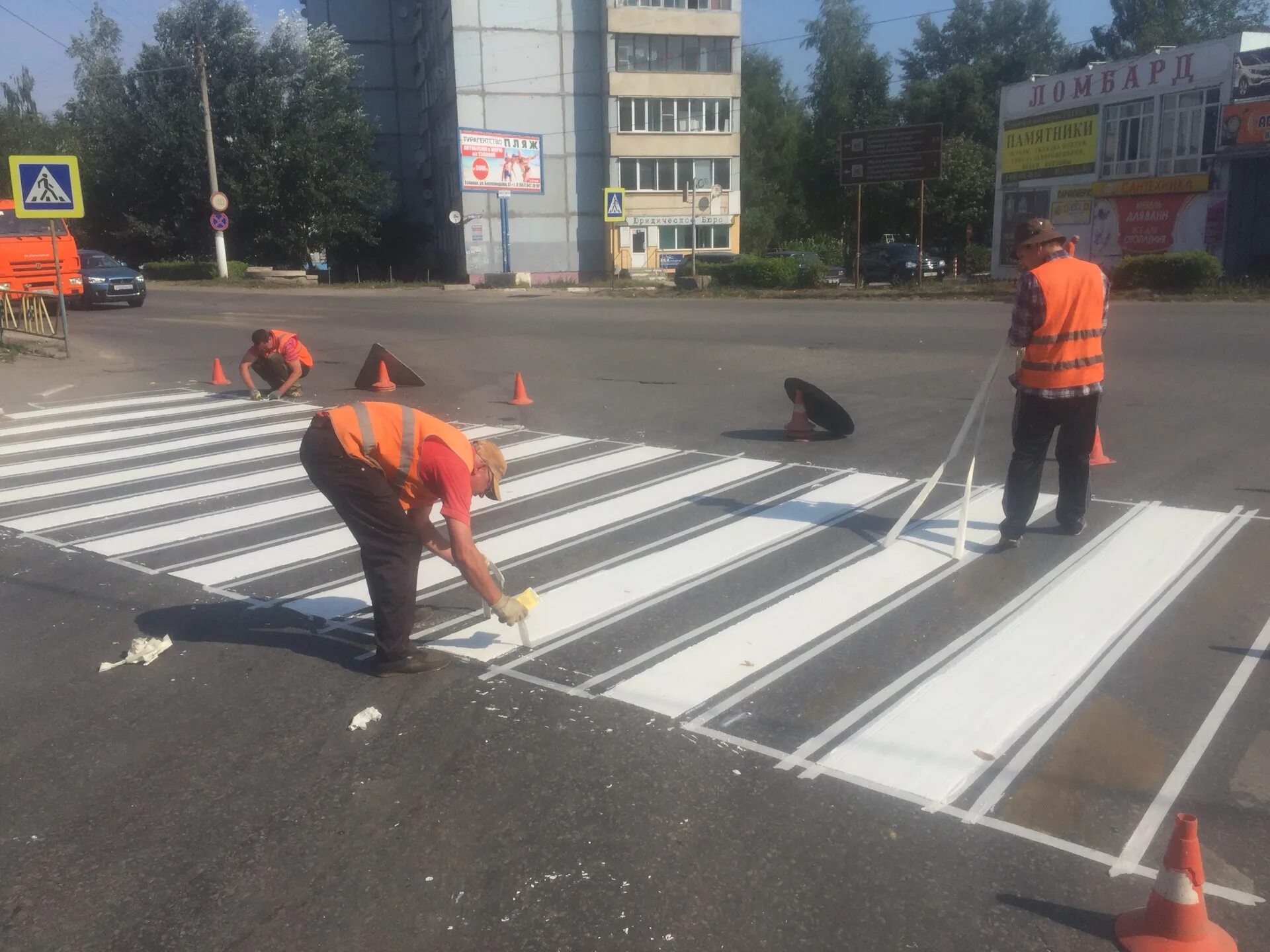 проекционный пешеходный переход. ливневки дорожные города скопин. безопасный пешеходный переход. ограждение пешеходного перехода. зебра пешеходная дорога из досок.